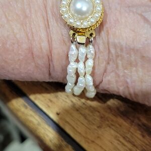 Elegant Gold and Fresh Water Pearl Women's Bracelet 8.5"